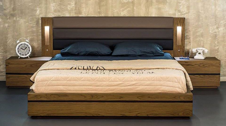 Κρεβάτι διπλό από δρυς με ταπετσαρία