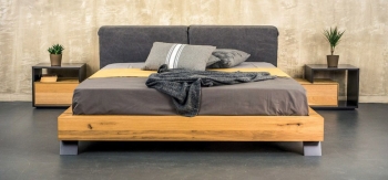 Κρεβάτι με ξύλινη βάση και ταπετσαρία