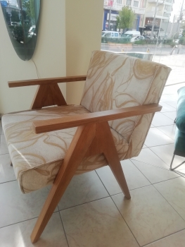 Καρέκλα - πολυθρόνα με ξύλινα μπράτσα